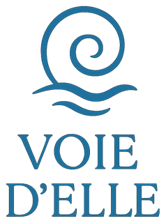 Logo Voie d’Elle en version verticale, spirale marine évoquant les vagues et le cheminement intérieur